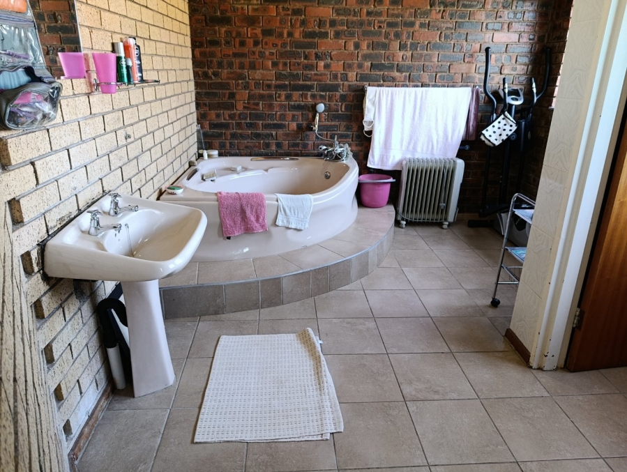 5 Bedroom Property for Sale in Spitskop SH Free State